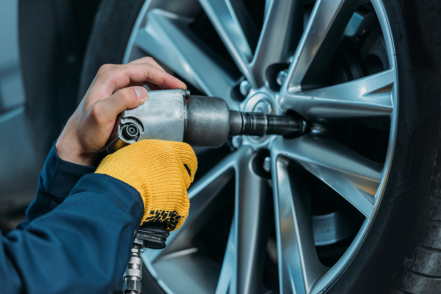 Automechanic unscrewing tire bolts